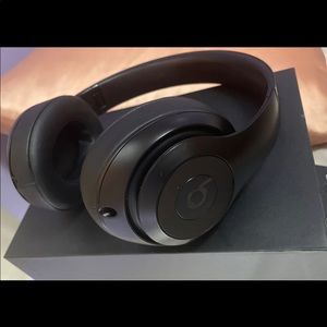 Selling beats studio wireless for $140